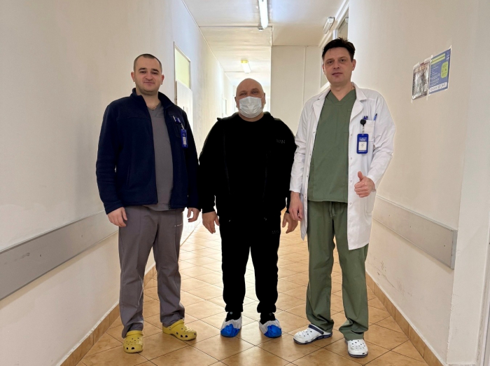 У Закарпатській обласній клінічній лікарні провели ендопротезування колінних суглобів захиснику