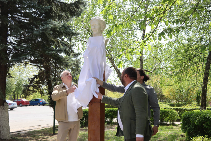 У дворі головного корпусу УжНУ відкрили перший на Закарпатті пам’ятник Лесі Українці