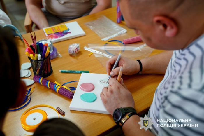 Народні традиції, що лікують: на Закарпатті Захисники виготовляли великодні елементи декору