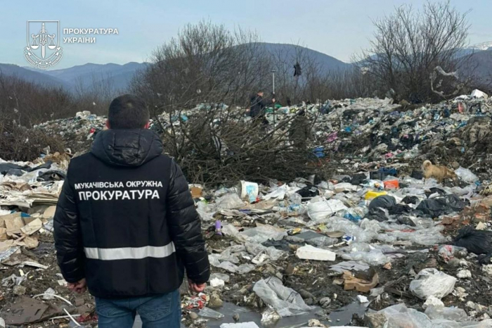 На Закарпатті посадовця підозрюють в організації незаконного сміттєзвалища площею понад 2,7 тис. кв. м

