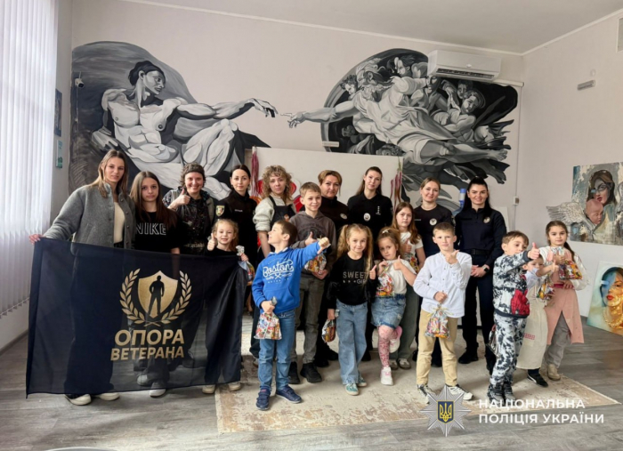 Поліцейські Мукачева організували для дітей Захисників великодній майстер-клас