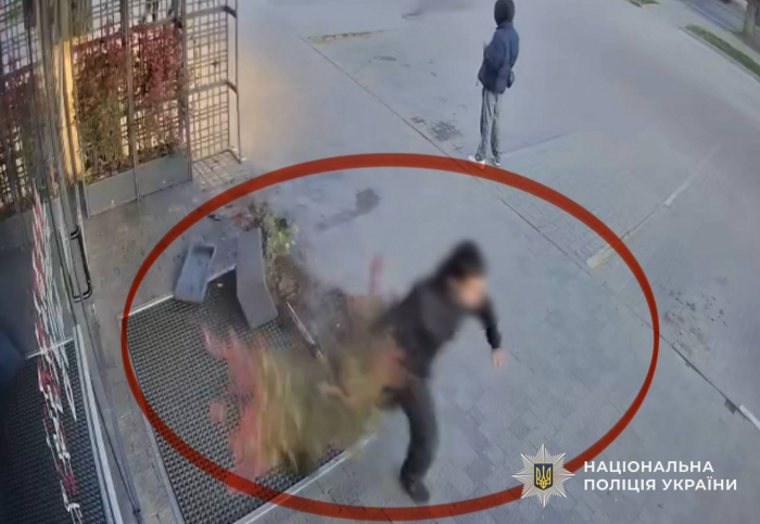 Поліція встановила порушника, який пошкодив фасад фітнес-клубу в Ужгороді

