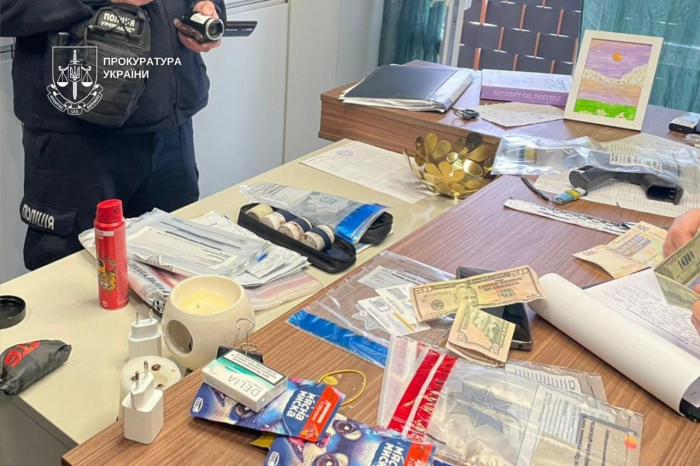 Сувенірні купюри замість грошей: на Закарпатті викрито масштабну аферу з банкоматами на майже 2 млн грн

