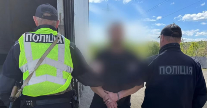 На Закарпатті поліцейські відкрили вогонь по колесах вантажівки задля примусової зупинки

