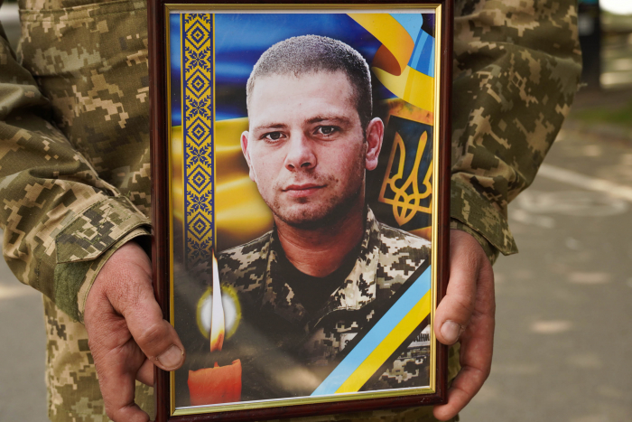 Зі ще одним захисником сьогодні попрощалися в Ужгороді – 22-річним солдатом Денисом Дзюіним