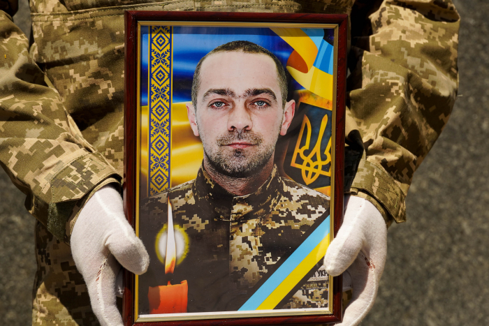 В Ужгороді сьогодні попрощалися із 40-річним молодшим сержантом Сергієм Захожим