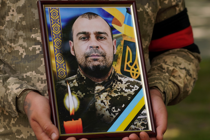 Ужгород попрощався нині зі ще одним захисником – 43-річним солдатом Едуардом Голяком
