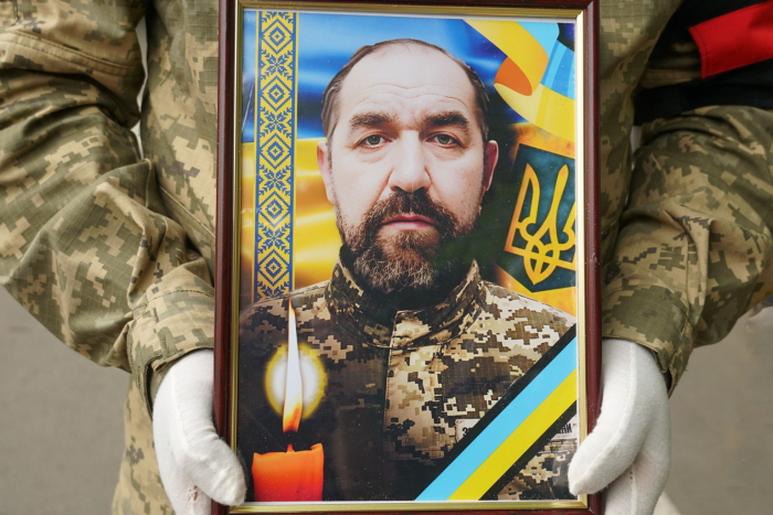 Ужгород сьогодні прощався із захисником, 52-річним солдатом Володимиром Тарапатою