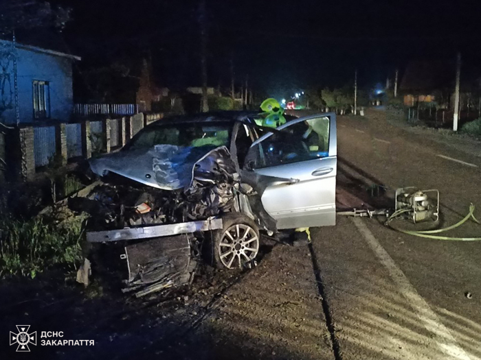 На Тячівщині рятувальники деблокували водія, затиснутого в салоні автомобіля після ДТП
