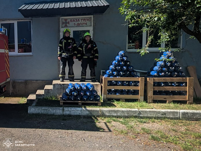 Закарпатські рятувальники отримали 300 кисневих балонів від благодійного фонду «Українські вогнеборці»
