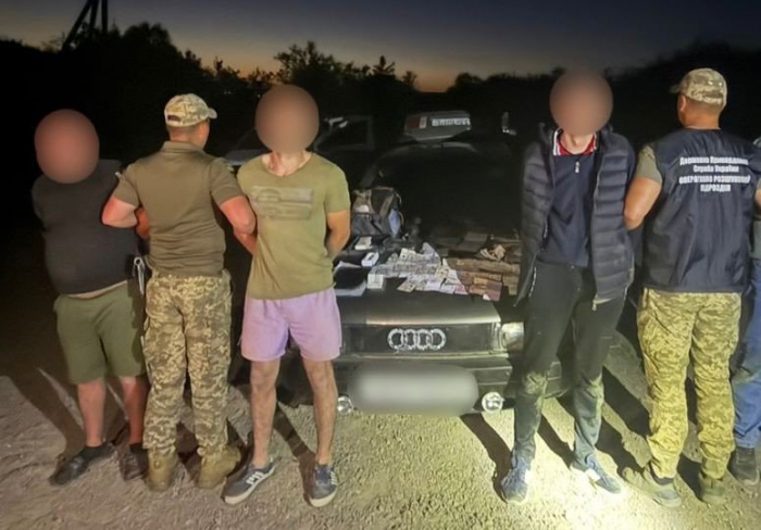 На кордоні з Румунією переправника та двох його «клієнтів» прикордонники зупиняли з пострілами

