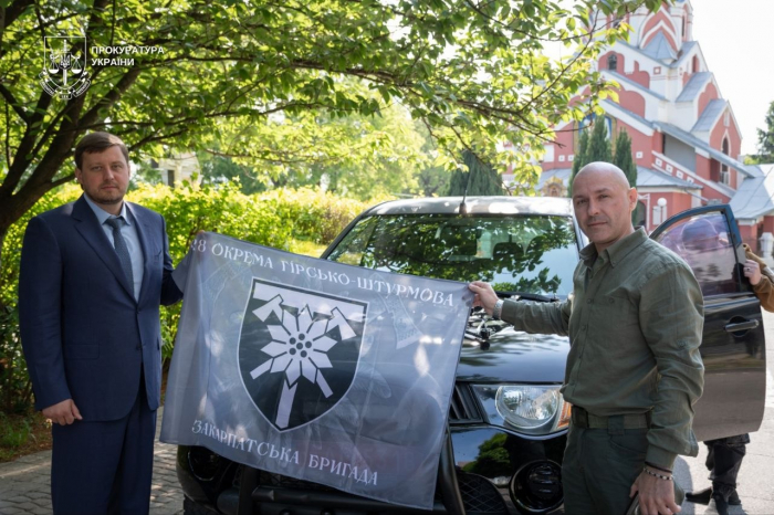 Прокурори Закарпаття передали автомобіль та FPV - дрони військовим 128-ї бригади