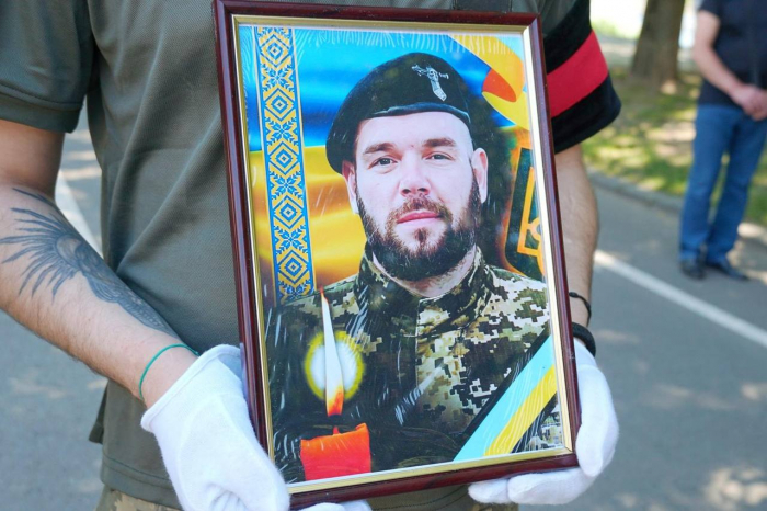 В Ужгороді сьогодні попрощалися із 38-річним солдатом Віктором Дяківим