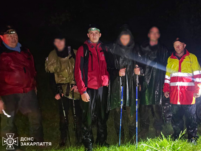 Гірські рятувальники Рахівщини надали допомогу трьом заблукалим туристам