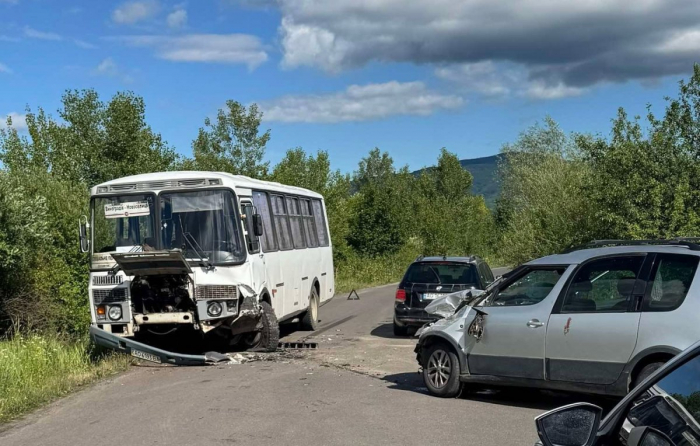 Потрійна автопригода на Виноградівщині: у Королеві внаслідок ДТП постраждала жінка