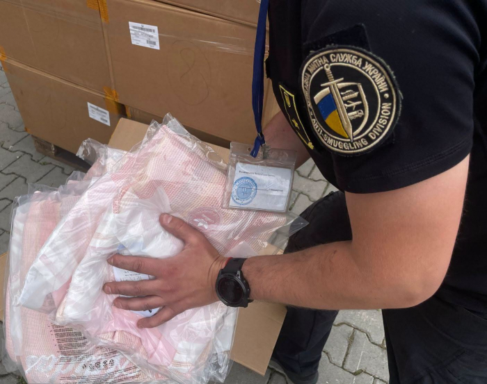 Обійти митне законодавство не вийшло: замість комплектуючих митники виявили партію брендового спортивного одягу на понад 5 млн грн