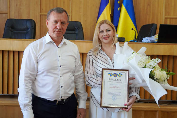 Богдан Андріїв вручив грамоту міської ради директорці «АстраДіа» Нелі Лазар