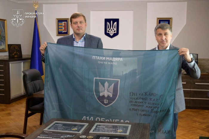Подяки від фронту за підтримку армії: прокурори Закарпаття отримали відзнаки СБС
