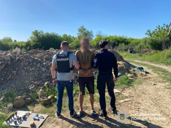 На Ужгородщині поліція затримала підозрюваного у торгівлі бойовими гранатами