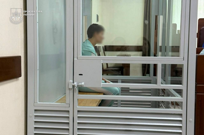До 8 років ув’язнення засуджено закарпатку, яка за 1000 доларів продала сина і дочку для жебракування