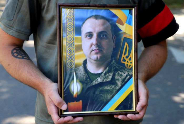 В Ужгороді провели в останню земну дорогу 39-річного захисника, солдата Валерія Мадяра