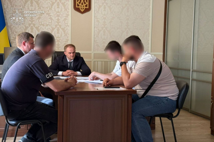Фіктивний асистент вихователя, якому більше року нараховували зарплату - на Ужгородщині повідомлено про підозру директору ліцею