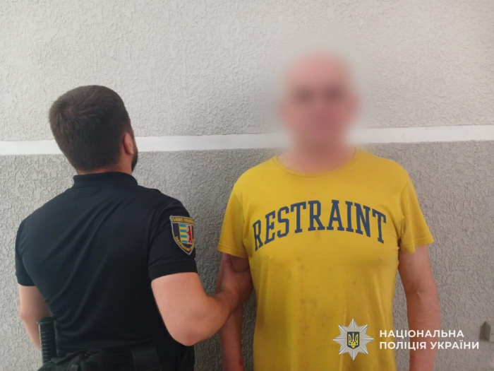 У Мукачеві поліцейські затримали чоловіка, який намагався вбити сусіда
