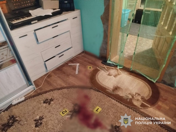 Забила чоловіка до смерті: на Рахівщині затримали 65-річну жінку