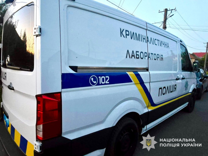 Закопала тіло немовляти на подвір’ї: на Ужгородщині поліцейські затримали жінку, через недбалість якої загинула малолітня донька