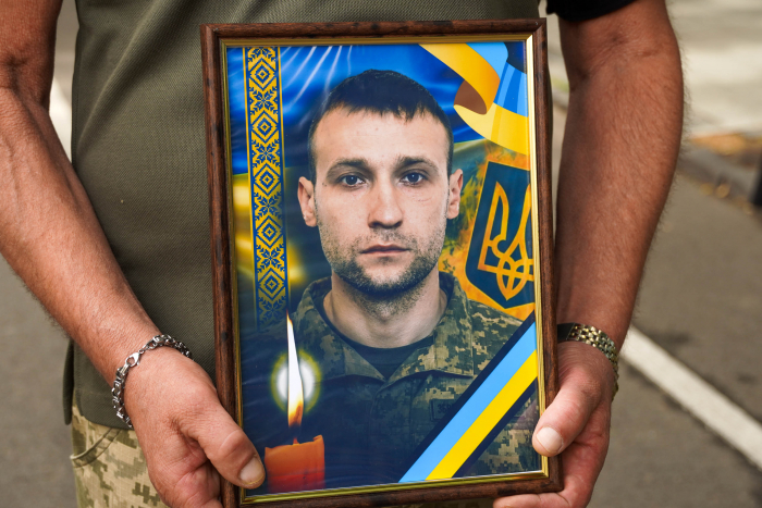 36-річного захисника України Миколу Філюка провели в останню земну дорогу в Ужгороді