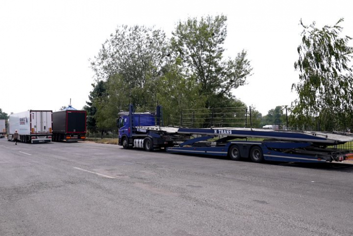 Спека та ваговий контроль: на Закарпатті діють обмеження для фур
