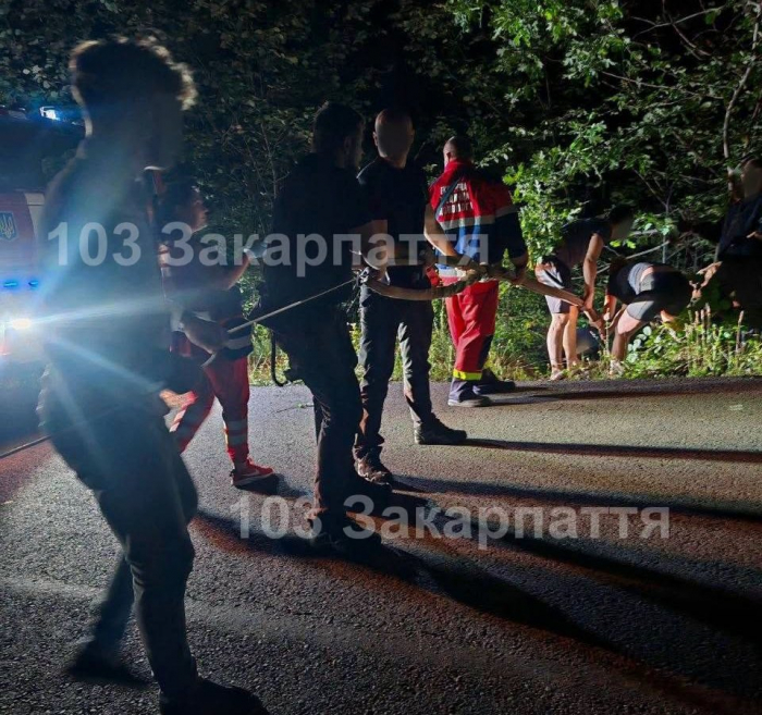 На Тячівщині чоловік впав із 20-метрової висоти в річку та вижив