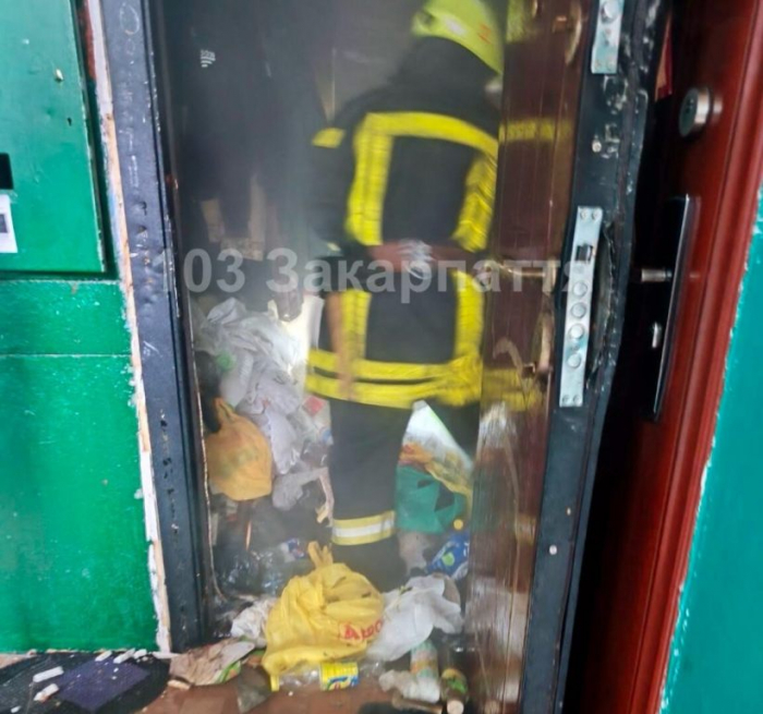 У Мукачеві під час пожежі в багатоповерхівці загинув чоловік, жінка – у важкому стані