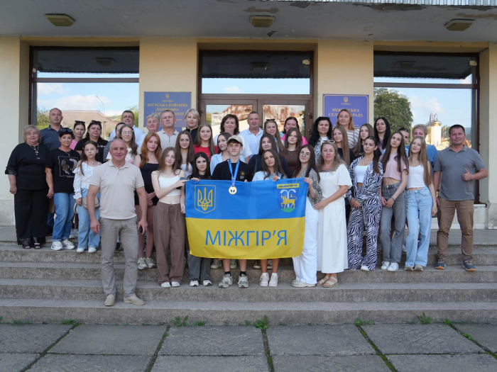 На рідній Міжгірщині урочисто зустріли переможця Міжнародної хімічної олімпіади Романа Козака