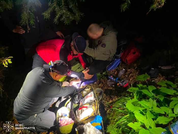 Гірські рятувальники допомогли чоловіку, який травмувався на Рахівщині