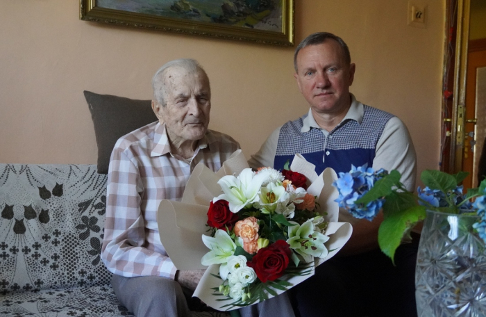 Богдан Андріїв привітав з ювілеєм 100-річного ужгородця