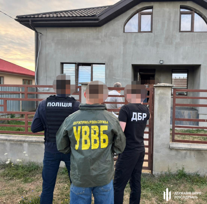 Службовий статус для незаконного переправлення військовозобов’язаних: ДБР викрило правоохоронця на Закарпатті (ВІДЕО)