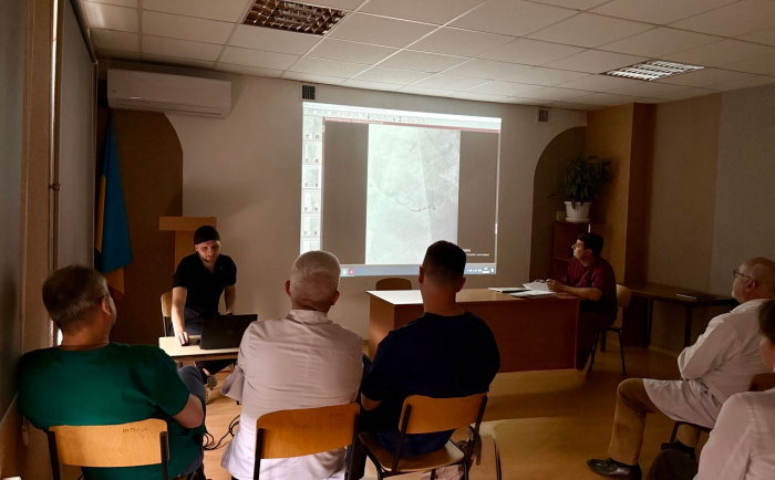 Світовий стандарт у дії: чому серце пацієнта в Закарпатському кардіоцентрі лікує не один лікар, а ціла команда?