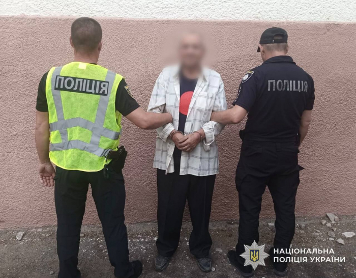 На Берегівщині поліція затримала зловмисника, який намагався вбити сусіда сокирою