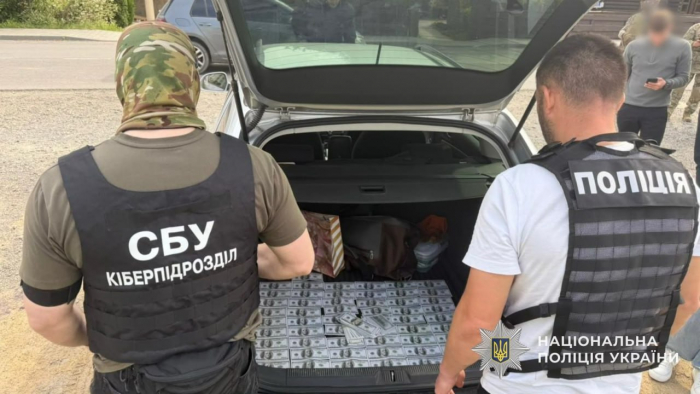 25 000$ за фіктивне працевлаштування з правом на відстрочку: на Закарпатті поліція викрила корупційну схему у приватному навчальному закладі