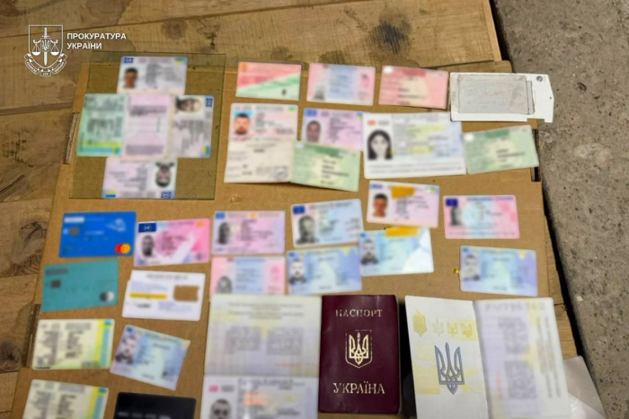 У гаражі на Закарпатті штампували фальшиві права та документи з печатками держорганів