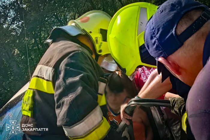ДТП на Ужгородщині: троє травмованих, водія деблокували з понівеченого авто