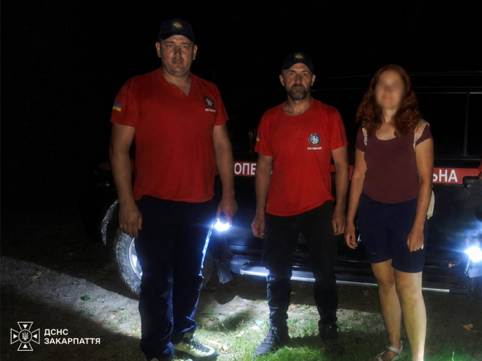 Тячівські рятувальники відшукали заблукалу туристку з Києва в районі карстової печери