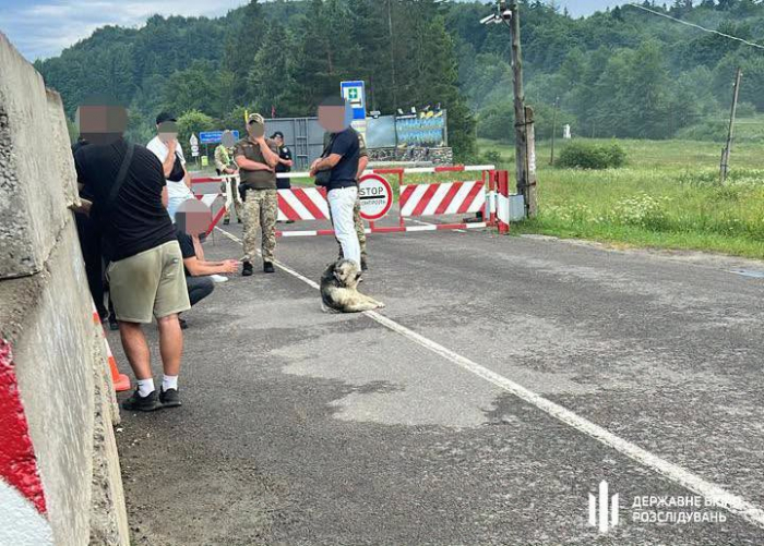 ДБР затримало майора, який віз трьох військовозобов’язаних до кордону зі Словаччиною