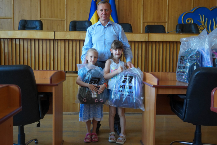 Для перших шкільних кроків: в Ужгороді 38 дітей захисників отримали наплічники