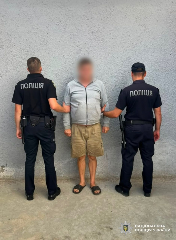 На Хустщині поліція затримала зловмисника, який ножем поранив односельця