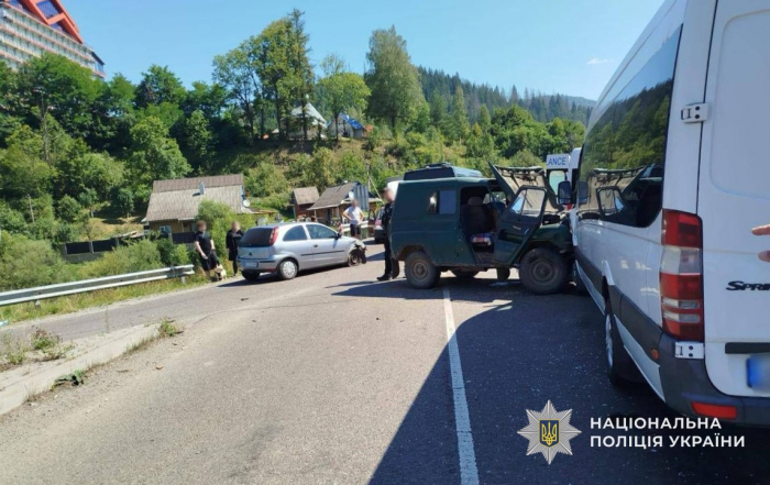 Поліція Міжгір’я розслідує ДТП за участю трьох авто: за медичною допомогою звернулися 13 людей, серед них — діти