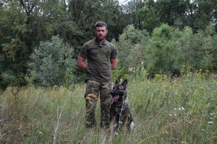 «Вона навчила мене терпінню»: як службова собака Квейсі допомогла прикордоннику повернутися до спокійного життя