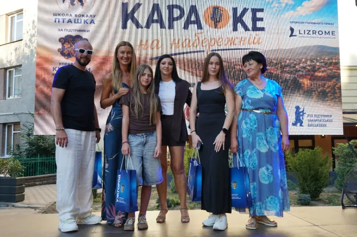 В Ужгороді до Дня молоді влаштували караоке та благодійний концерт на набережній