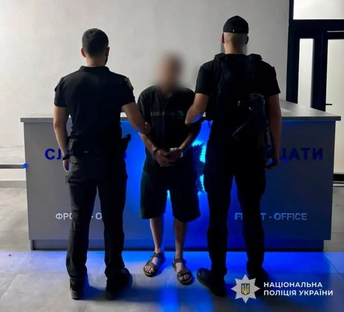 На Берегівщині поліція затримала озброєного чоловіка – вилучено споряджений АК-74
